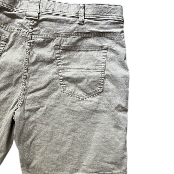 Weatherproof shorts, zip pocket, belt loops, birch (khaki) Size 42 runs big VGUC - Picture 6 of 13